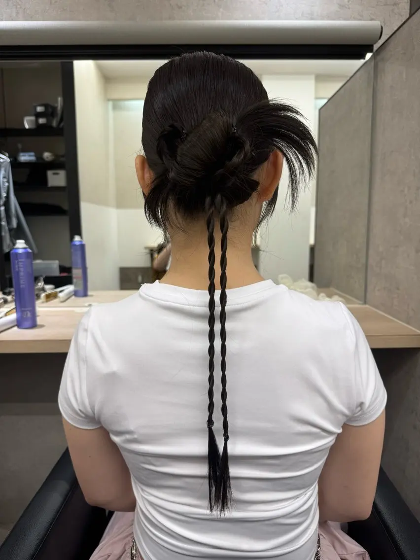 ロング 透明感/オリーブ ハイトーン×レイヤーのヘアスタイル