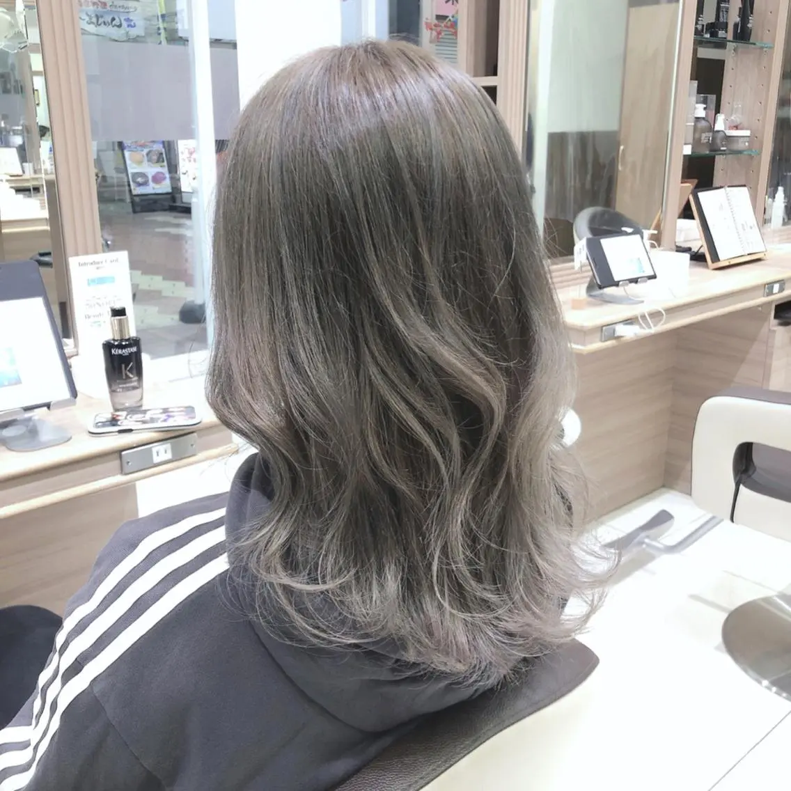 セミロング カラー グレージュ 小島 仁美のヘアスタイル