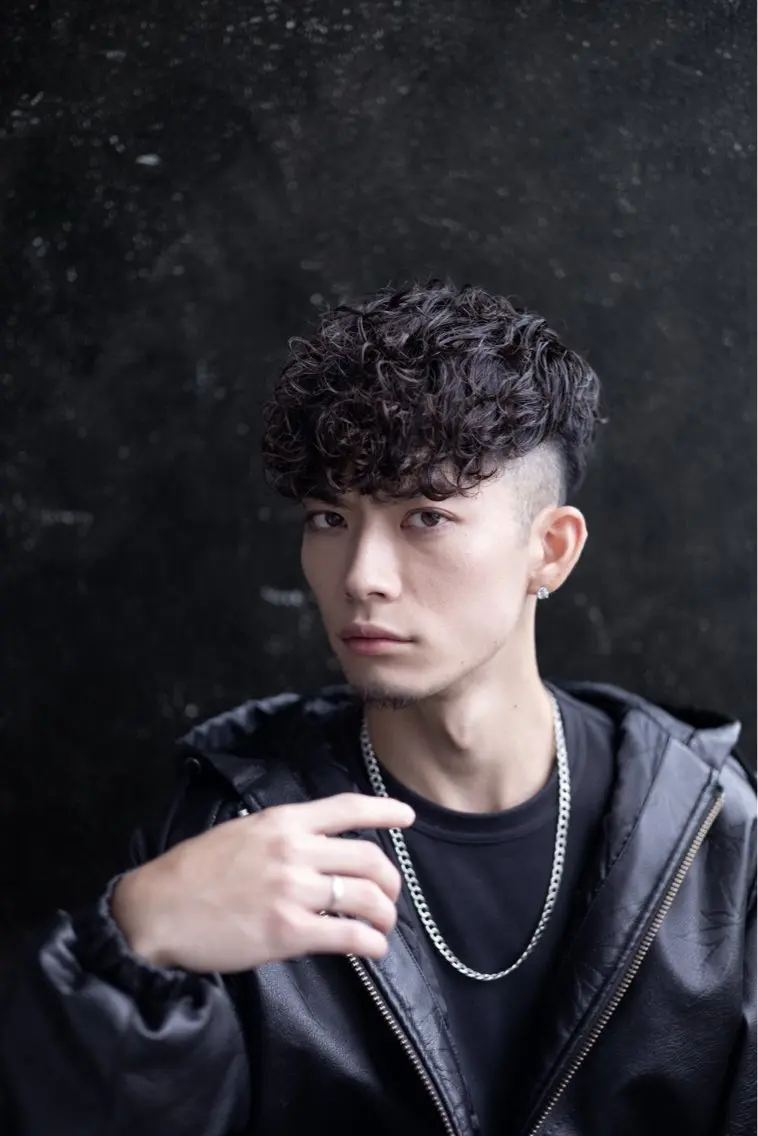 ショート パーマ メンズ フェードカット スペインカール 刈り上げ カット パーマ トリートメント フェザーパーマ職人 🪶ryosukeのヘアスタイル