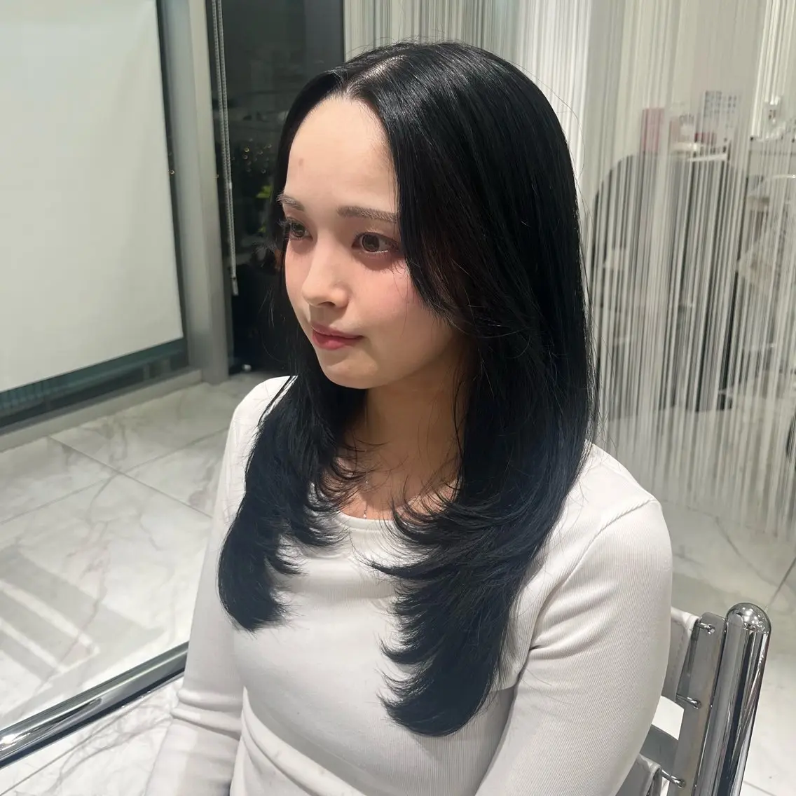 セミロング カラー 黒髪 ブルーカラー ブルーブラック ハイレイヤー レイヤーカット 橋本 七海のヘアスタイル