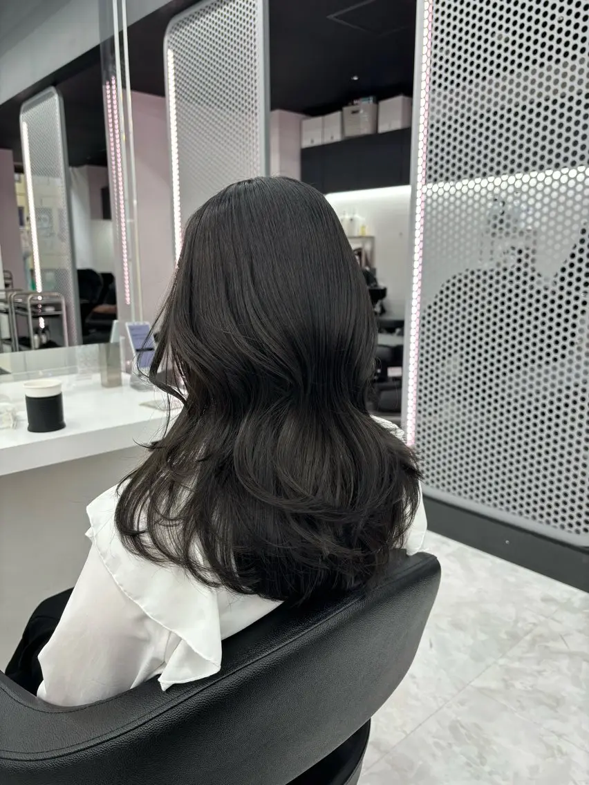 ロング カラー 抜け感レイヤー︴ ニュアンスカラーのヘアスタイル