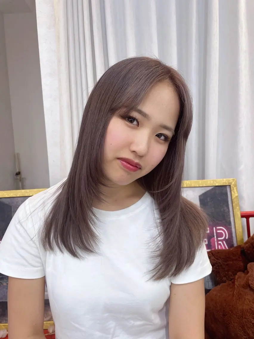 カラー ブリーチ グレージュ ラベンダーカラー ラベンダーグレージュ ラベンダーグレー Mii. 内田萌々のヘアスタイル