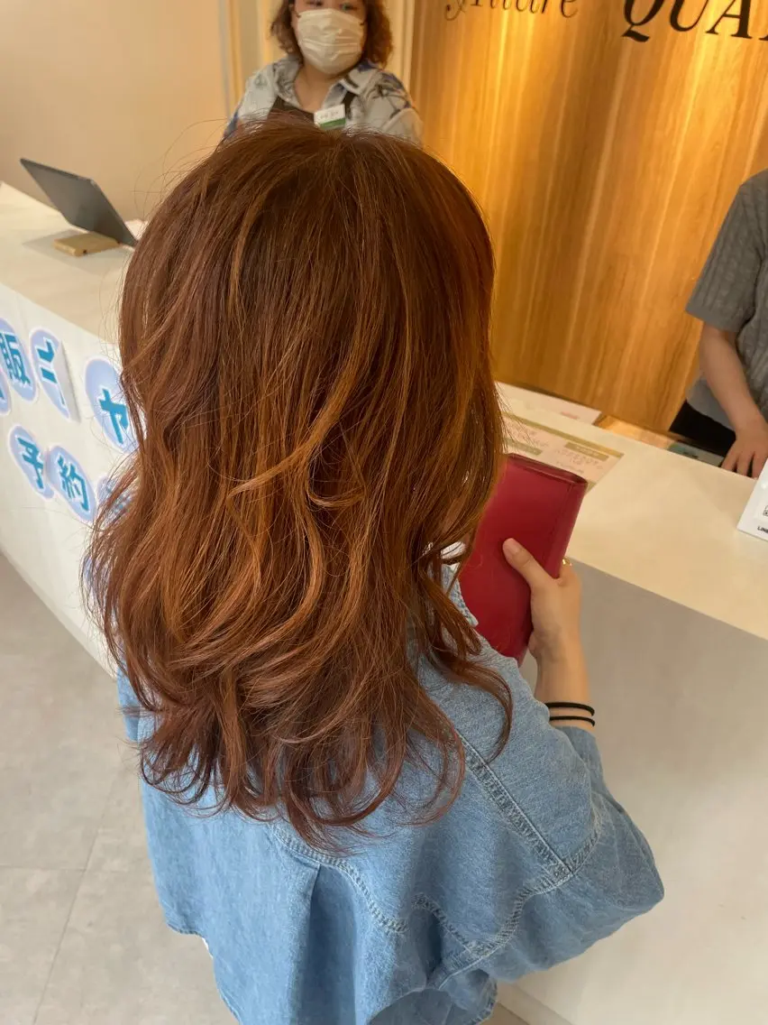 セミロング カラー パーマ ブラウンカラー オレンジ オレンジブラウン 葭葉 久美子のヘアスタイル