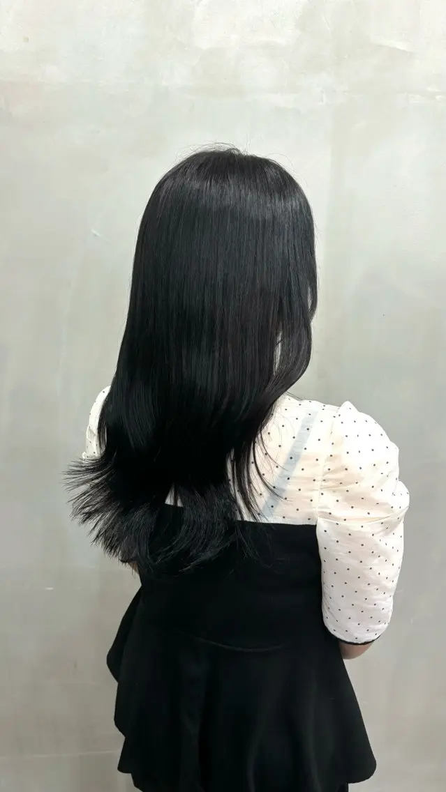 セミロング カラー 黒髪 ブルーカラー ブルーブラック 透明感カラー トリートメント ヘアカラー トリートメント 𝒀𝑼𝑴𝑨 透明感･艶カラーのヘアスタイル