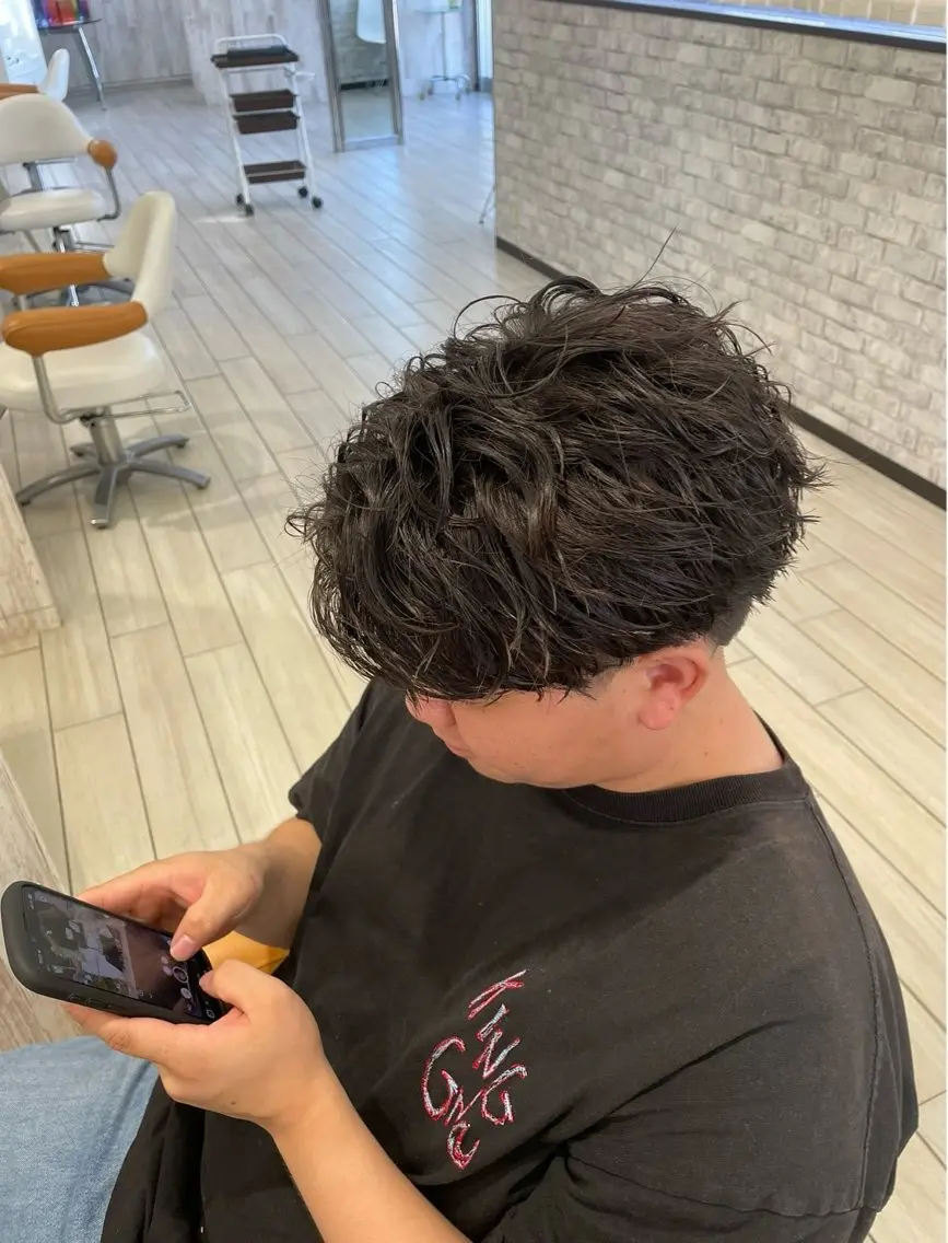 パーマ メンズ センターパート フェザーパーマ メンズパーマ 波巻きパーマ ニュアンスパーマ kotaro / メンズカット/パーマのヘアスタイル