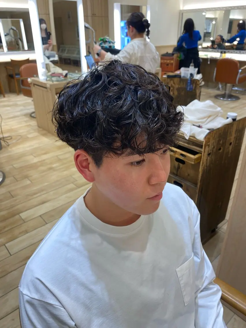ミディアム パーマ メンズ ミディアムパーマ メンズパーマ カット パーマ トリートメント ヘアセット 新宿メンズパーマ ヨモギダのヘアスタイル