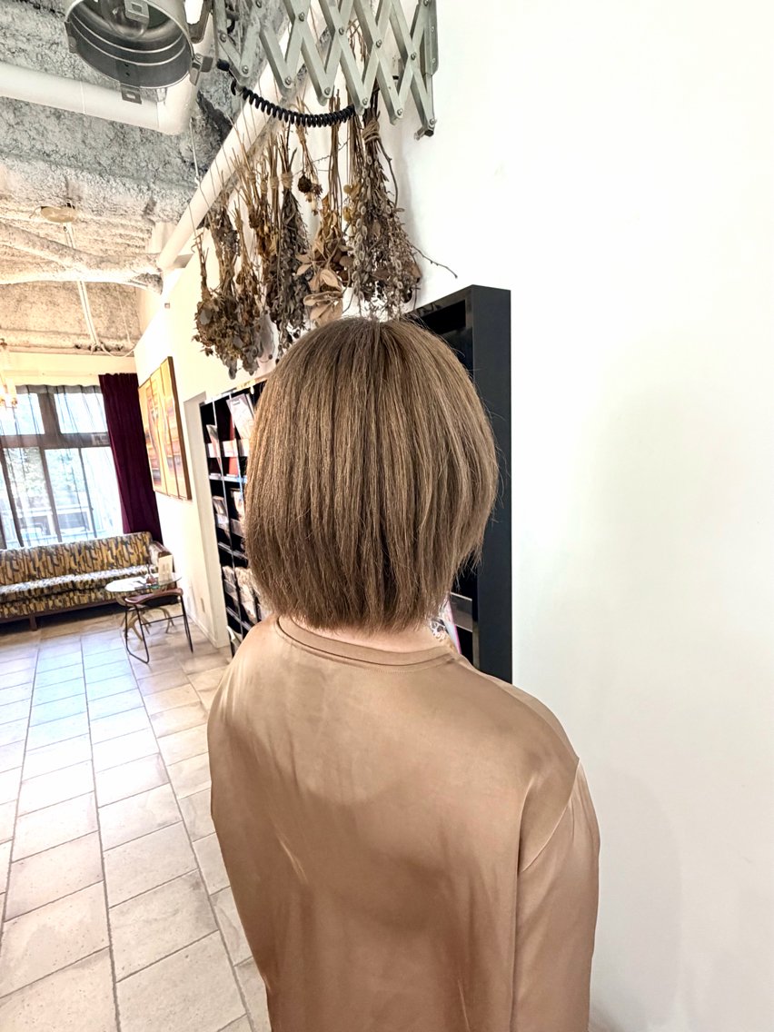 ショート カラー ベージュカラー ハイトーンカラー ミルクティーベージュ ヘアカラー Sign hair まおのヘアスタイル
