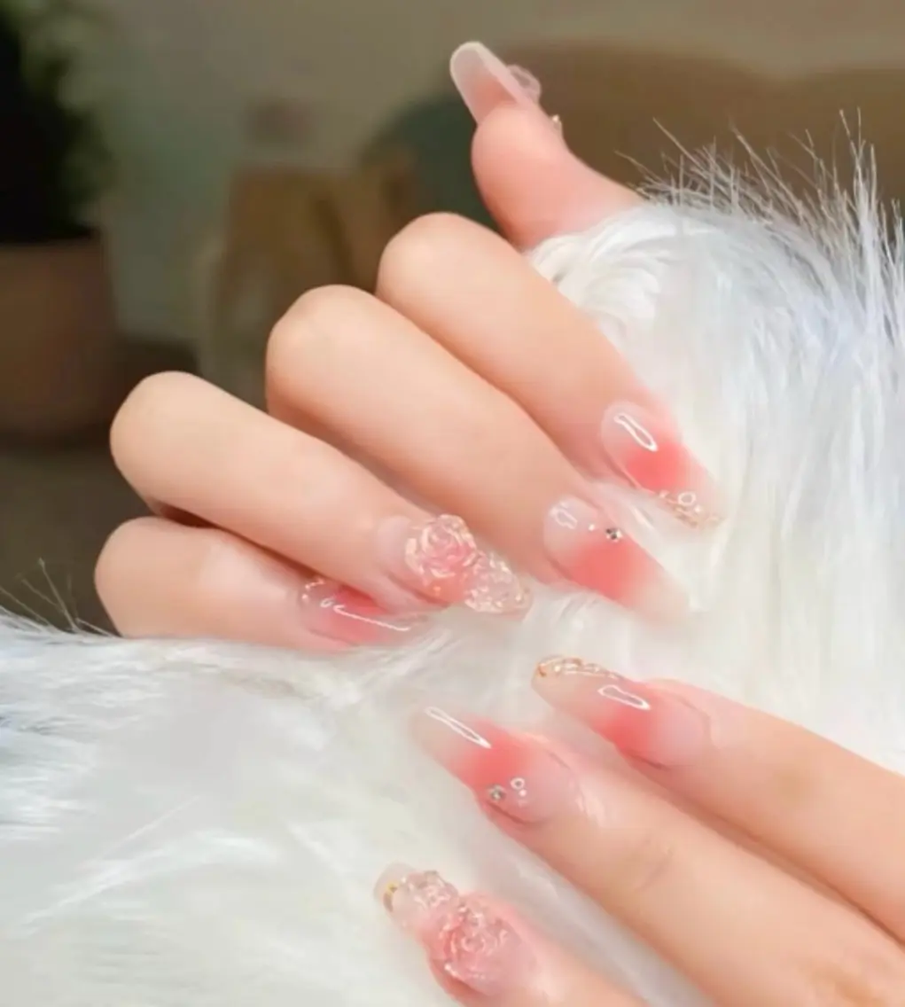 ネイル チークネイル 長さ出し フラワーネイル フレンチネイル ガーリー sun nail池袋 モデル募集のネイルデザイン