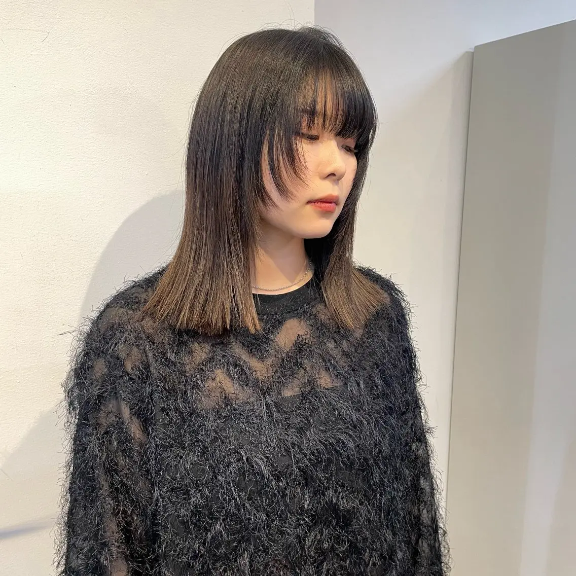 ロング ヘアアレンジ デザインカット 顔まわりレイヤー 顔周りカット レイヤーカット mina / 透明感ベージュカラーのヘアスタイル