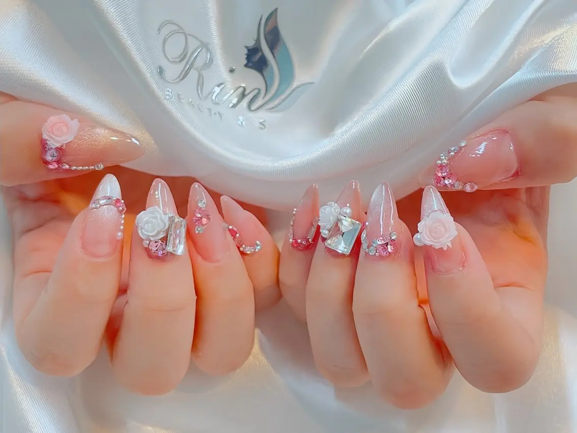 ネイル チークネイル フレンチネイル ガラスフレンチ グラデーション キラキラネイル Rin Nail 新大久保店のネイルデザイン