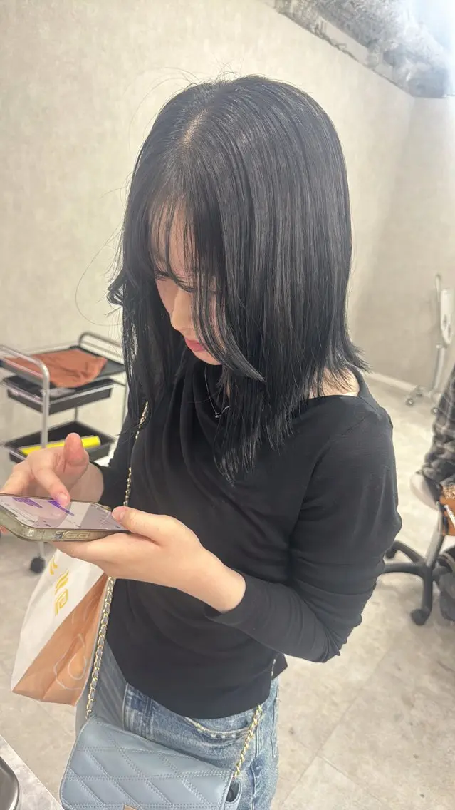 ミディアム カラー アッシュ アッシュブラウン ベージュカラー 黒髪 ブリーチ 赤み無し柔らかカラー 【梅田】madokaのヘアスタイル