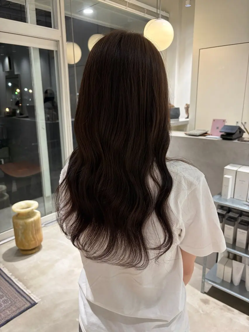 ロング カラー ベージュカラー オリーブベージュ ヘアカラー 周東 芽依のヘアスタイル