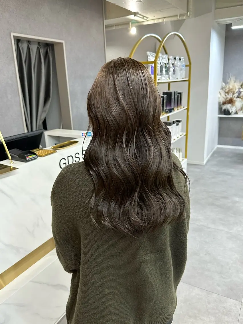 ロング 韓国風　白髪ぼかし NAOTOのヘアスタイル