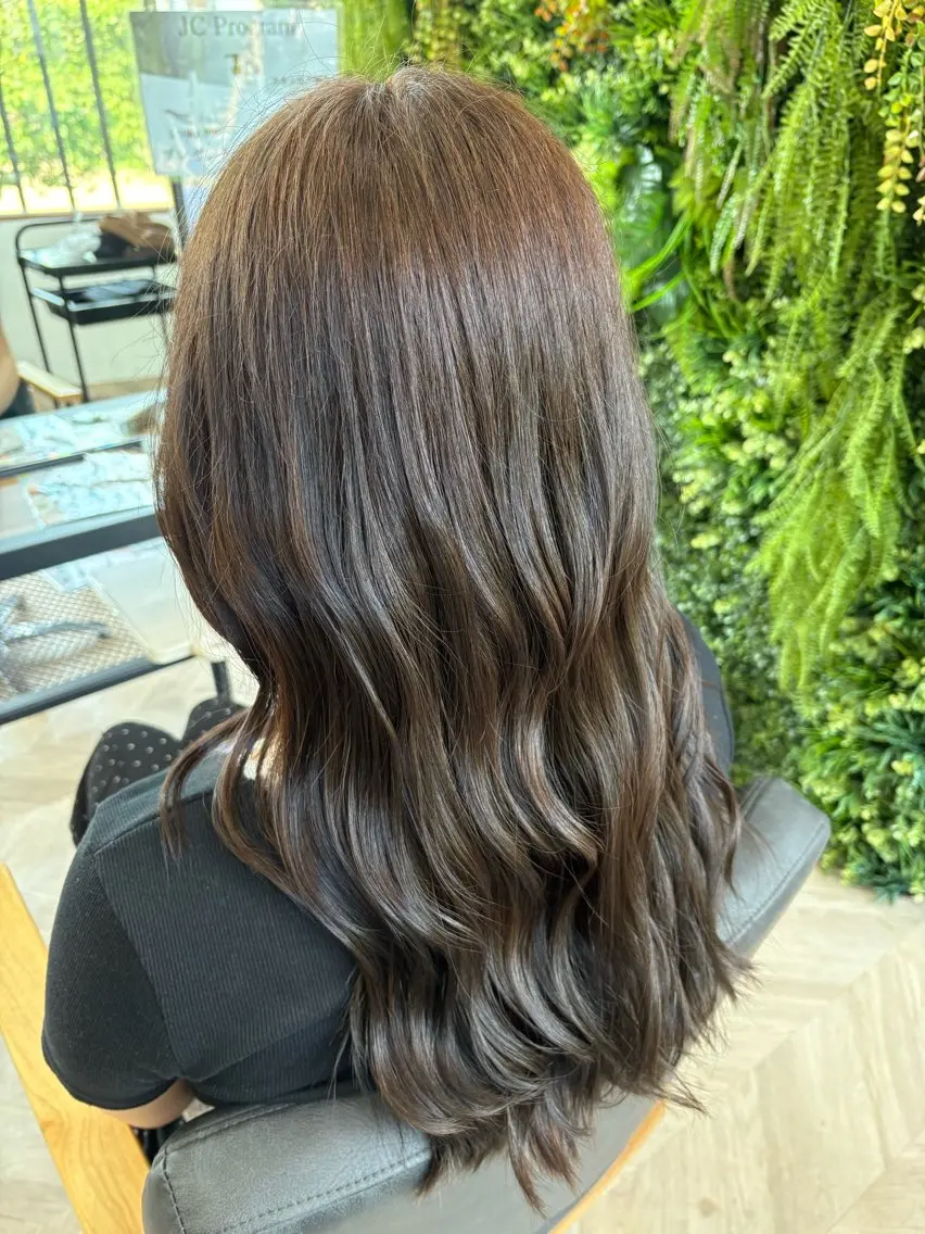 ロング ヘアカラー 宮崎 瑠梨のヘアスタイル