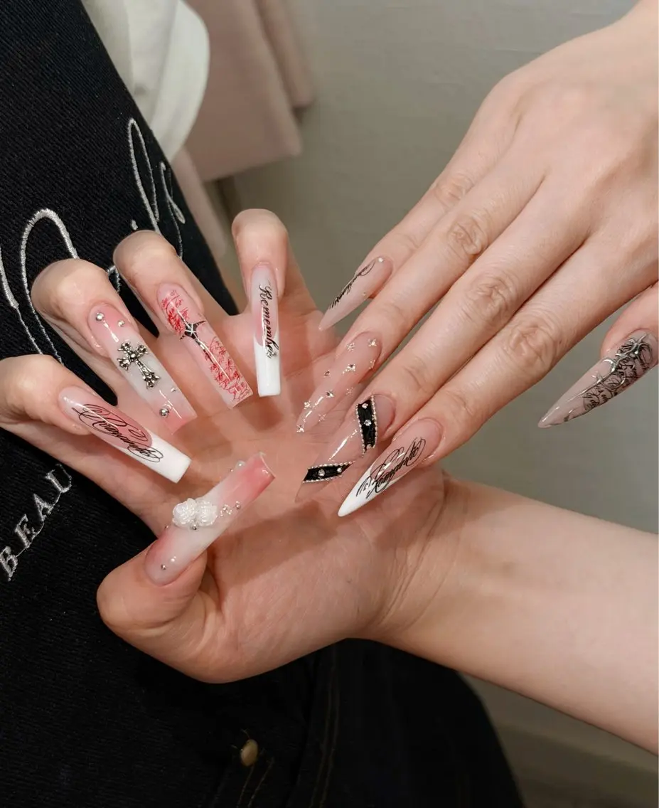 ネイル ガーリー キラキラネイル 韓国ネイル ロングネイル ピンク ハンドネイル ICE Nailsのネイルデザイン