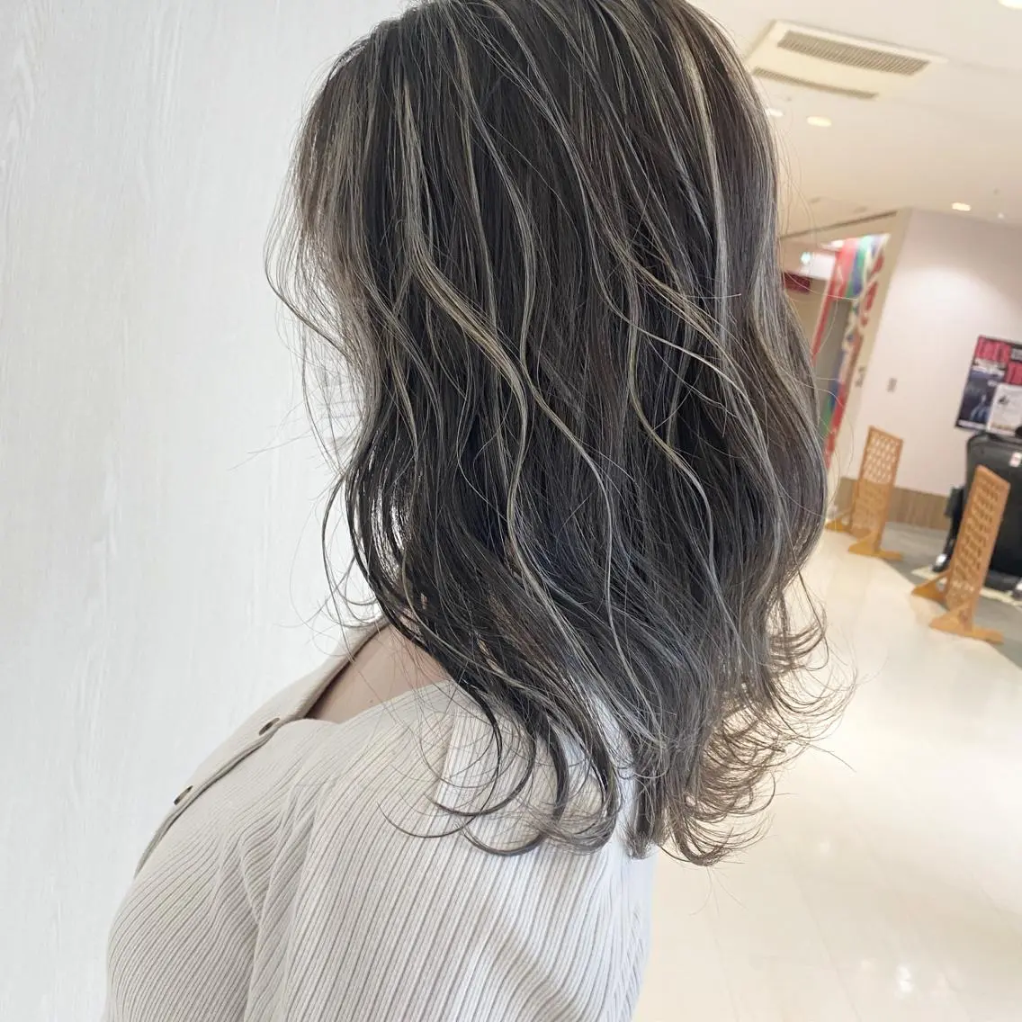 セミロング カラー ブリーチ ハイライトカラー ハイライト カット ヘアカラー トリートメント ブリーチカラーレイヤ ーカット🦋annaのヘアスタイル
