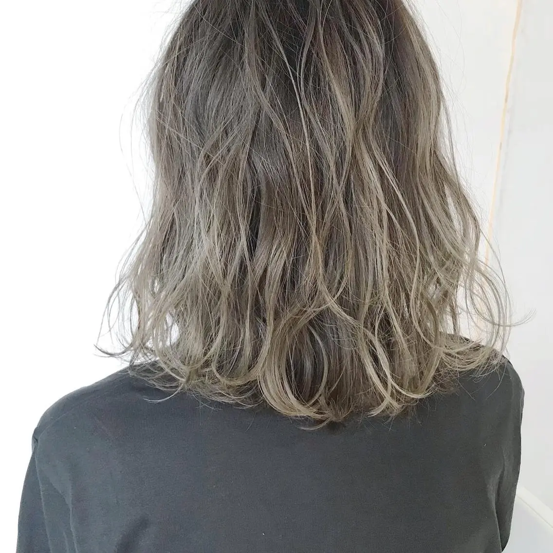 ミディアム カラー 透明感カラー グレージュ ハイライトカラー ハイライト ボブ・レイヤーカット 吉敷航一のヘアスタイル