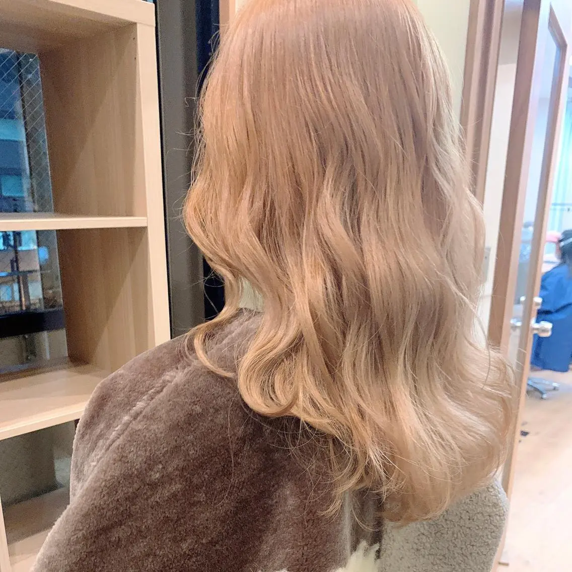 ロング カラー ベージュカラー ブリーチ ハイトーンカラー ミルクティーベージュ NUMBER_ ユイナのヘアスタイル