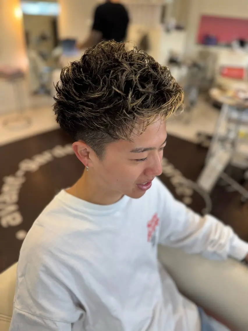 ショート カラー メンズ メンズブリーチ メンズハイライト メンズハイトーン メンズメッシュ ブリーチ カット ヘアカラー トリートメント 長屋 裕也のヘアスタイル