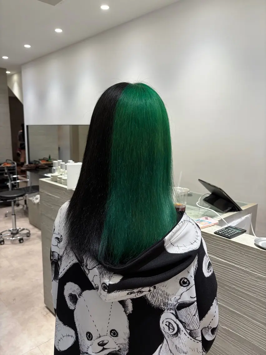 セミロング カラー 黒髪 ツートーンカラー ヘアカラー サキ🤍ハイトーン 🪩レイヤーカットのヘアスタイル