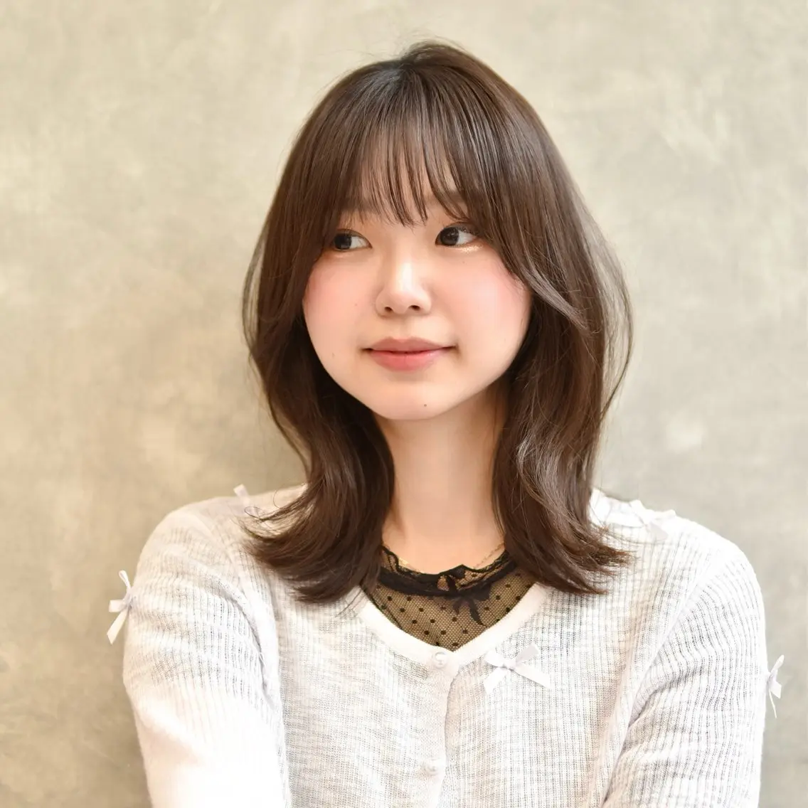 ミディアム カラー ショコラグレージュ 透明感カラー グレージュ くびれヘア 顔まわりレイヤー 垢抜け美容師✨/ えばらひではるのヘアスタイル