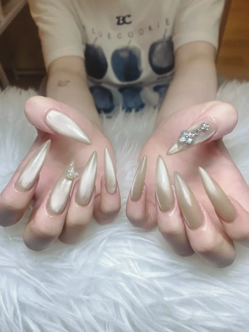 ネイル オーロラネイル ブラウン フラッシュネイル フラワーネイル ホログラムネイル ハンドネイル フットネイル Rei _Nail 新宿のネイルデザイン