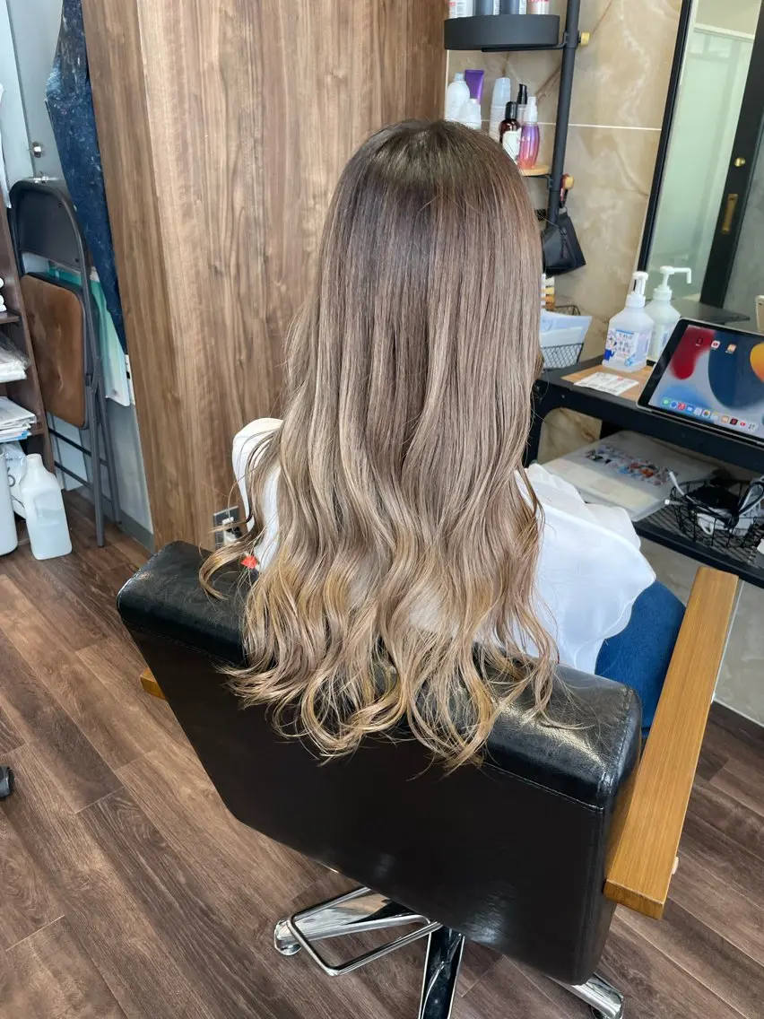 ロング カラー バレイヤージュ レイヤーカット ヘアカラー トリートメント Lull1人美容室 バレイヤージュのヘアスタイル