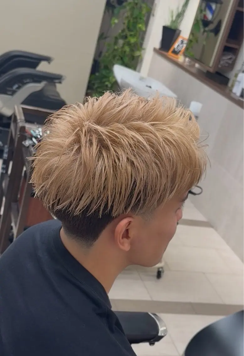 ショート カラー メンズ アップバング メンズブリーチ フェードカット メンズハイトーン ベージュカラー カット ヘアカラー フルハタヒロト 六本木理容師のヘアスタイル