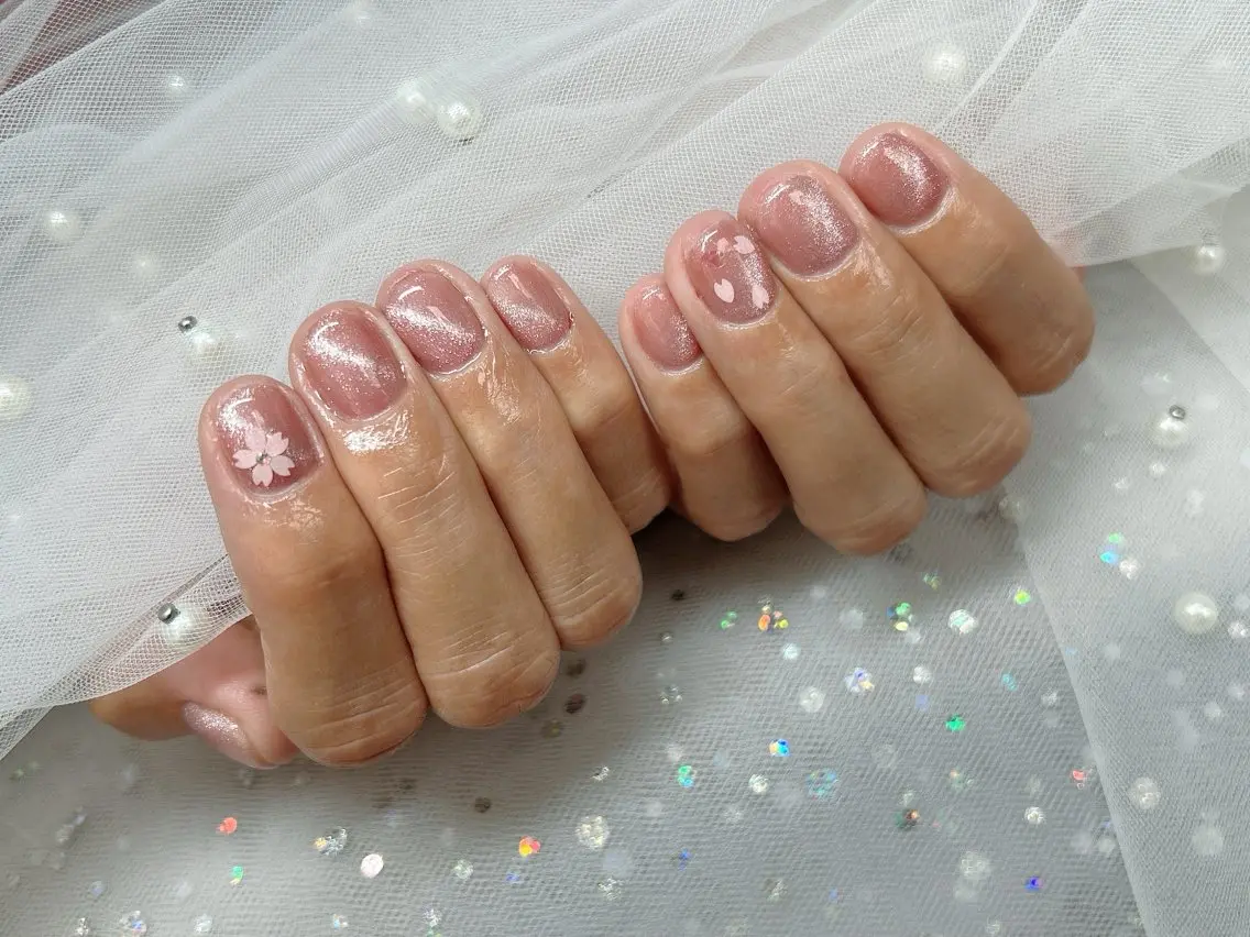 ネイル アートネイル 桜ネイル キラキラネイル マグネットネイル 当日予約OK🫶🏻 Mai *のネイルデザイン