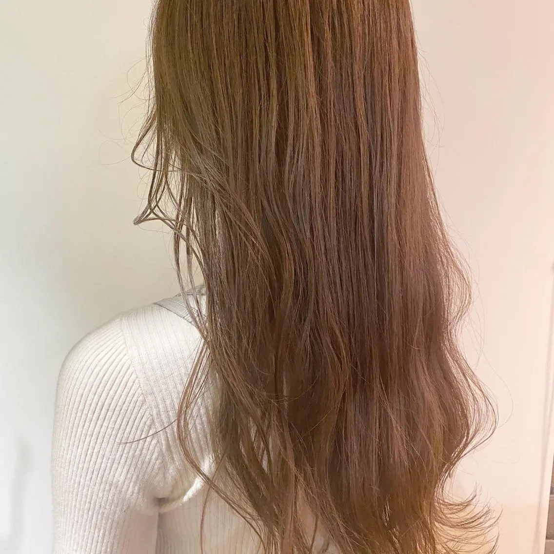 ロング カラー ベージュカラー ブリーチ ミルクティーベージュ ブリーチなしカラー ウルフカット モデル募集中!ミカのヘアスタイル