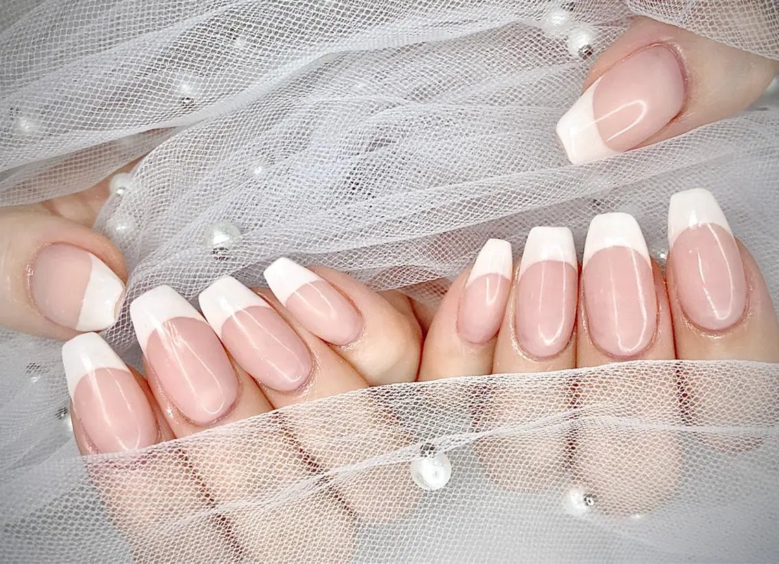 ネイル フレンチネイル I-nailロング /ワンホン/キラキラのネイルデザイン
