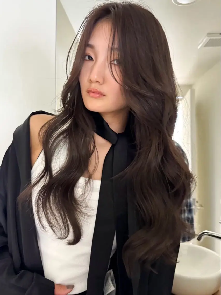 ロング カラー ブリーチ 三野宮 莉羽のヘアスタイル