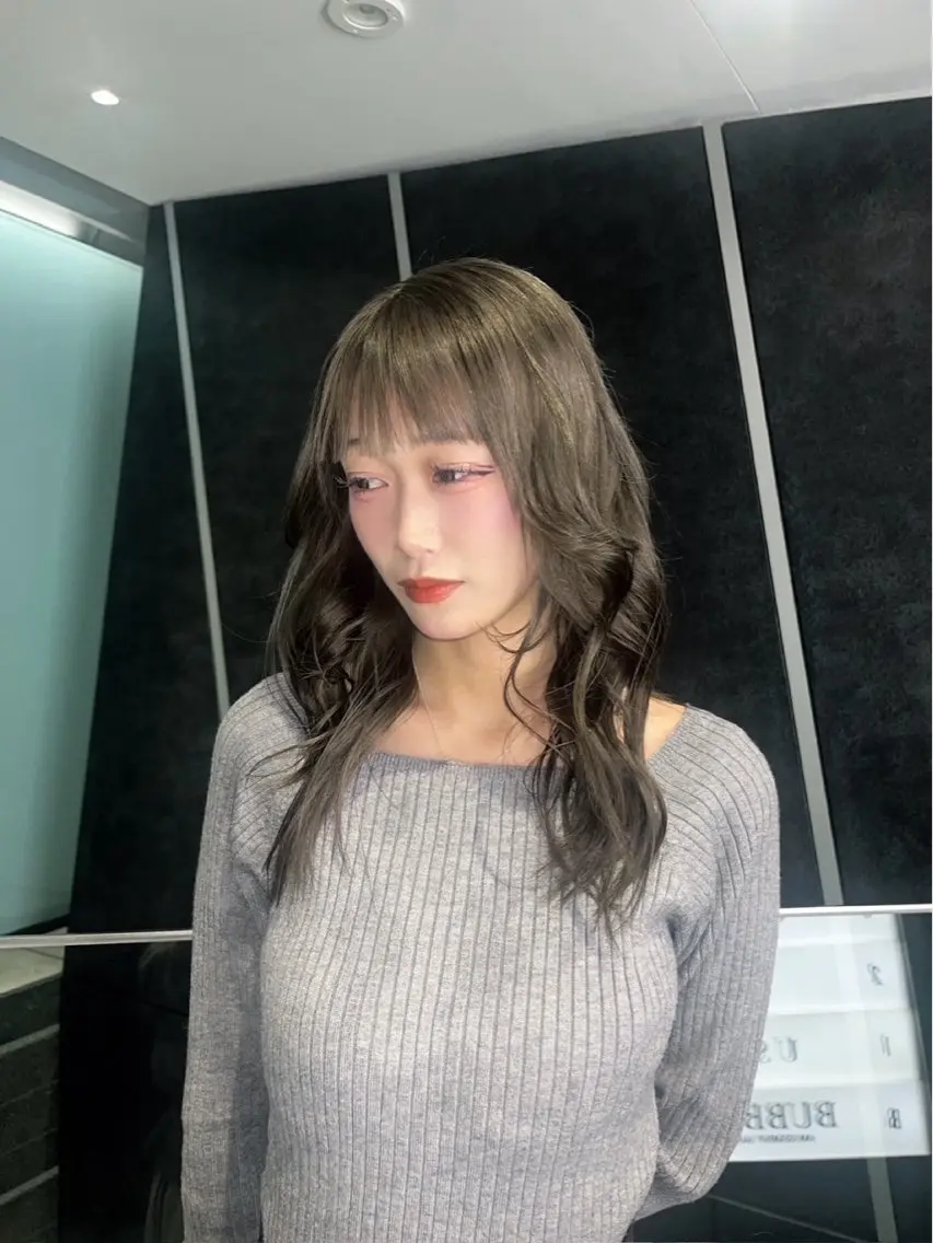 セミロング カラー ヘアカラー ✩.*Aise⟡.· 艶カラー🐈‍⬛🩶のヘアスタイル