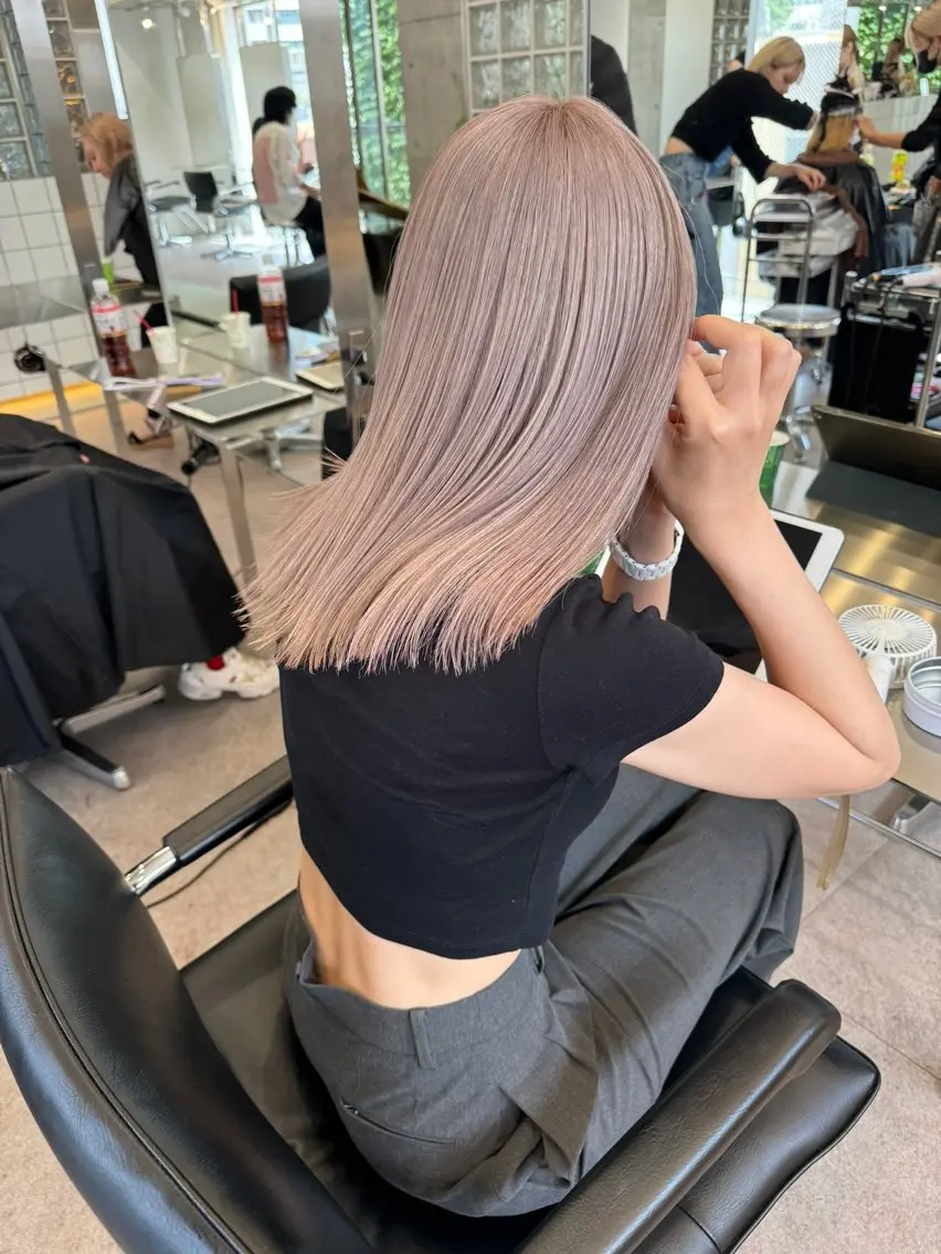 ミディアム ヘアカラー トリートメント ハイトーン💎 ホワイトベージュ坪谷のヘアスタイル