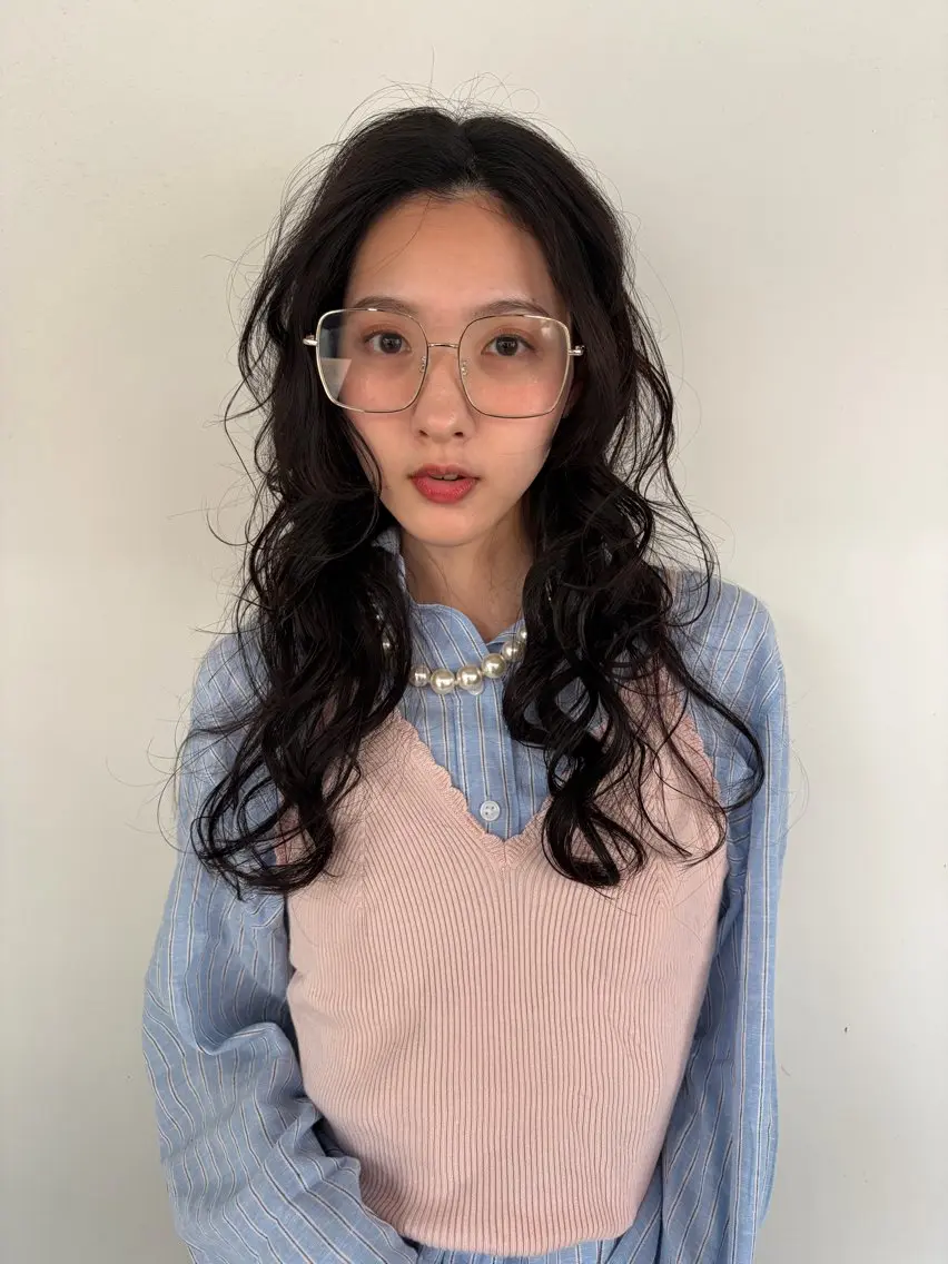 ミディアム カラー パーマ ミディアムパーマ カット ヘアカラー パーマ トリートメント レイヤー×初 パーマ|hinakoのヘアスタイル