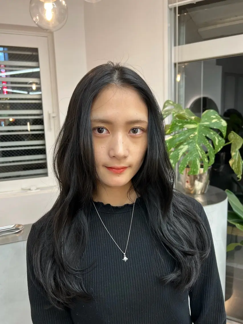 ロング カラー 小森聖奈 韓国風レイヤーカットのヘアスタイル