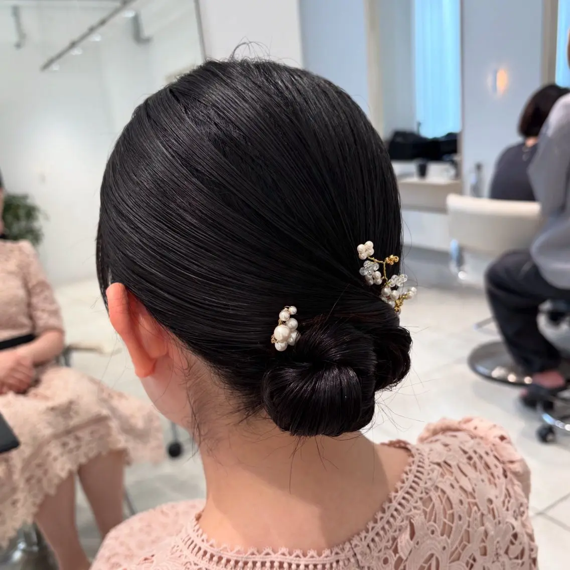 ミディアム ヘアアレンジ お団子ヘア 結婚式・ブライダル ヘアセット カジュアルを女っぽく 𝗮𝘆𝗮𝗰𝗼のヘアスタイル