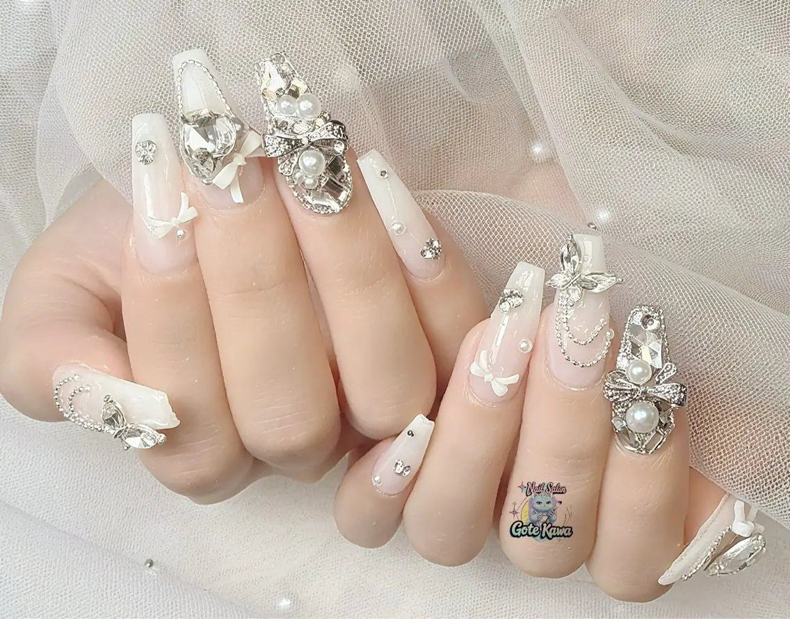 ネイル グラデーション キラキラネイル ワンホンネイル ホワイト ハンドネイル ハンドケア Gote Kawa nail salonのネイルデザイン