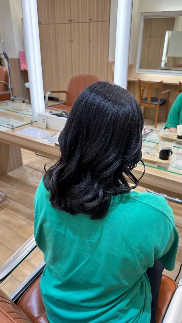 ミディアム 緑川 莉緒のヘアスタイル