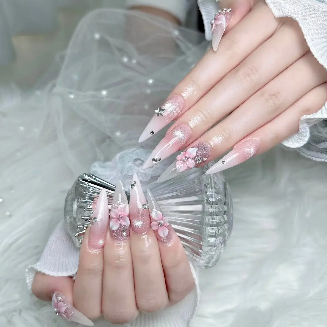 ネイル アートネイル ジェルネイル キラキラネイル 韓国ネイル 持ち込み ハンドネイル ハンドケア Nova Nailのネイルデザイン