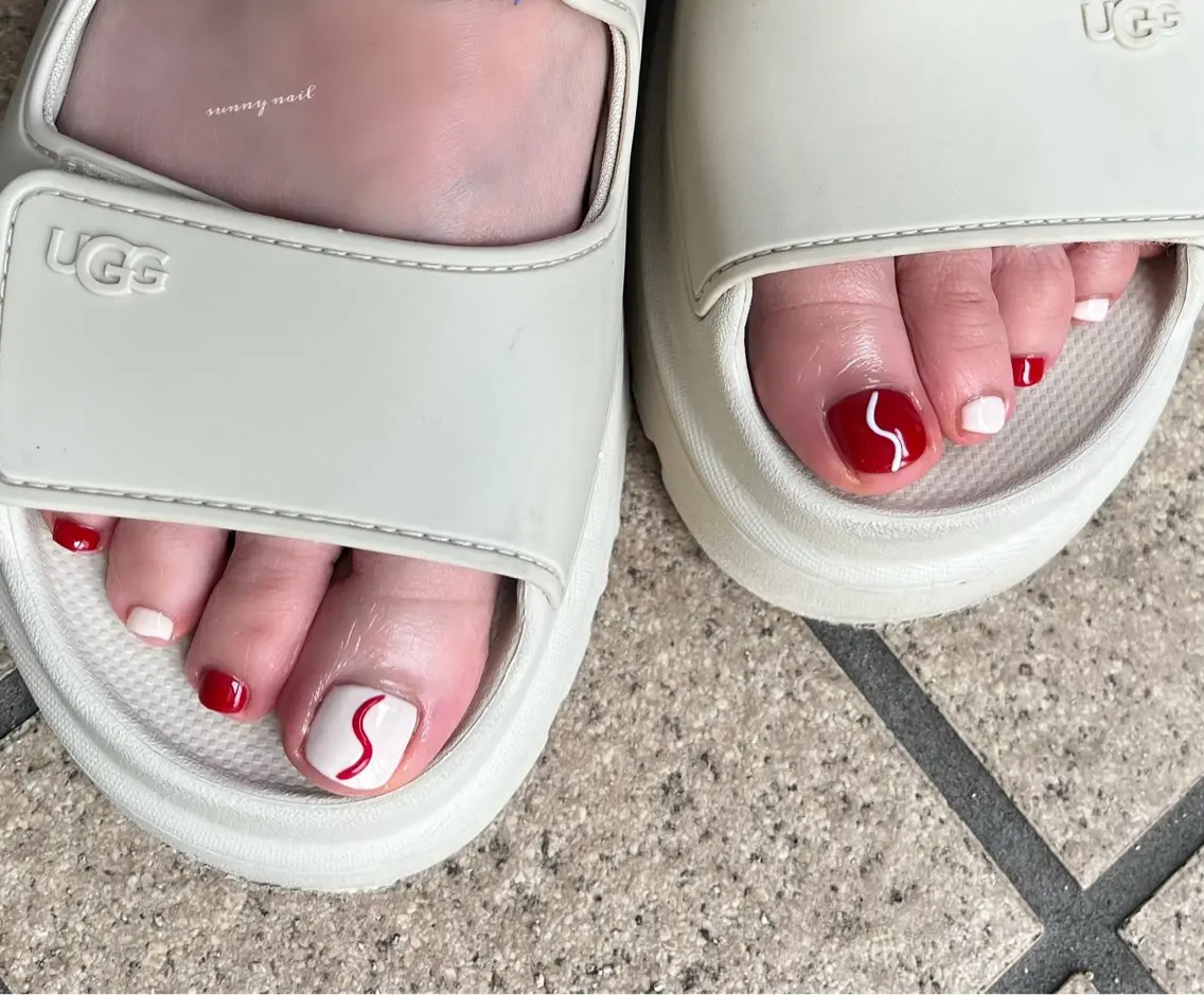 ネイル フットネイル ぷっくりネイル 赤色 ホワイト sunny nailのネイルデザイン