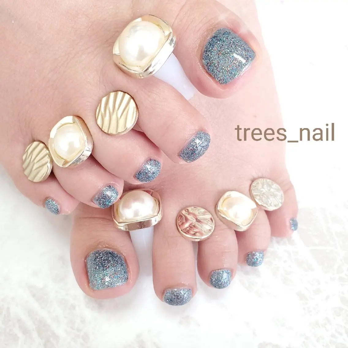 ネイル ブルー フットネイル キラキラネイル ラメ(グリッター) ワンカラーネイル trees_ nailのネイルデザイン