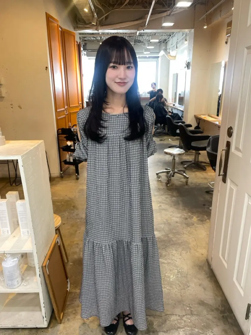 セミロング カラー ダークグレー カット ヘアカラー トリートメント MIOベージュカラー 柔らかいカラーのヘアスタイル