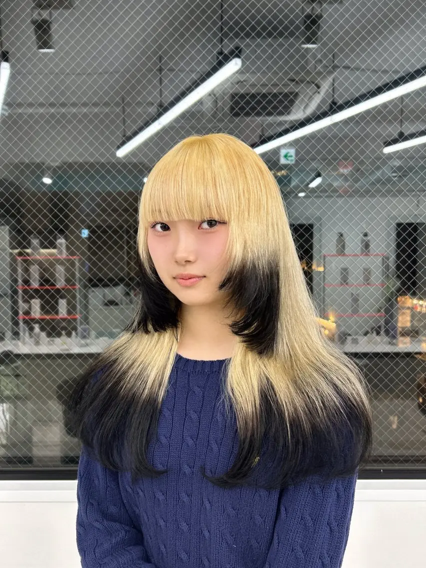 ロング カラー 縮毛ブリーチ／黒染め 複雑履歴／ホワイトのヘアスタイル