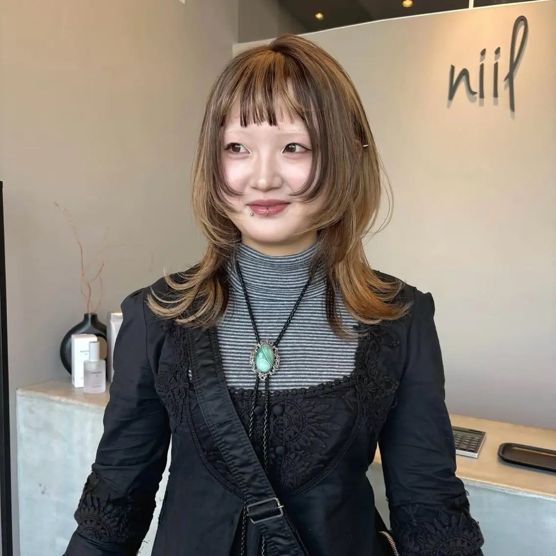 セミロング カラー デザインカラー ハイトーンカラー ハッシュカット レイヤーカット ヘアカラー トリートメント REINA /nёn/女性限定のヘアスタイル