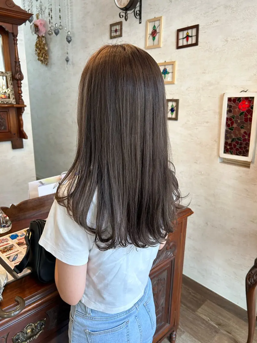 ロング カラー ベージュカラー ブリーチ 透明感カラー グレージュ ラベンダーカラー カット ヘアカラー トリートメント FAVOR Emiのヘアスタイル