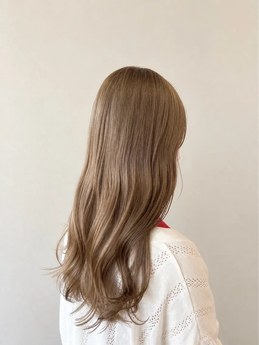 ロング カラー ベージュカラー ブリーチ 透明感カラー ミルクティーベージュ ヘアカラー 林 すずかのヘアスタイル