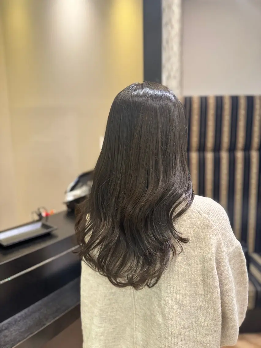 セミロング カラー ベージュカラー オリーブベージュ レイヤーカット 伊藤 裕太郎のヘアスタイル