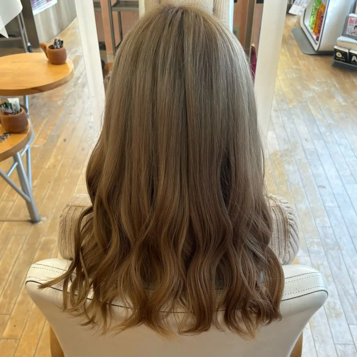 カラー ベージュカラー ブリーチ 浅岡 二葉のヘアスタイル