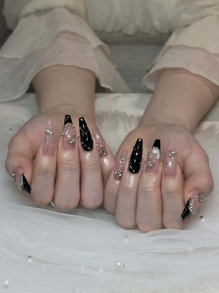 ネイル チークネイル ドット フレンチネイル グラデーション ハート Julli NailStudioのネイルデザイン